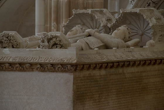 O túmulo do casal real: maior arca gótica quatrocentista em Portugal